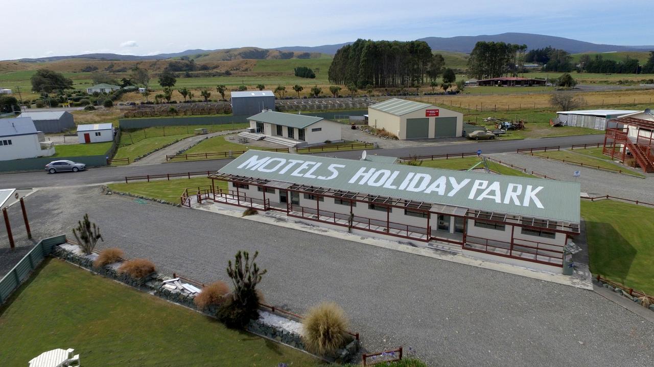 Hotel Tui Base Camp Tuatapere Exterior foto